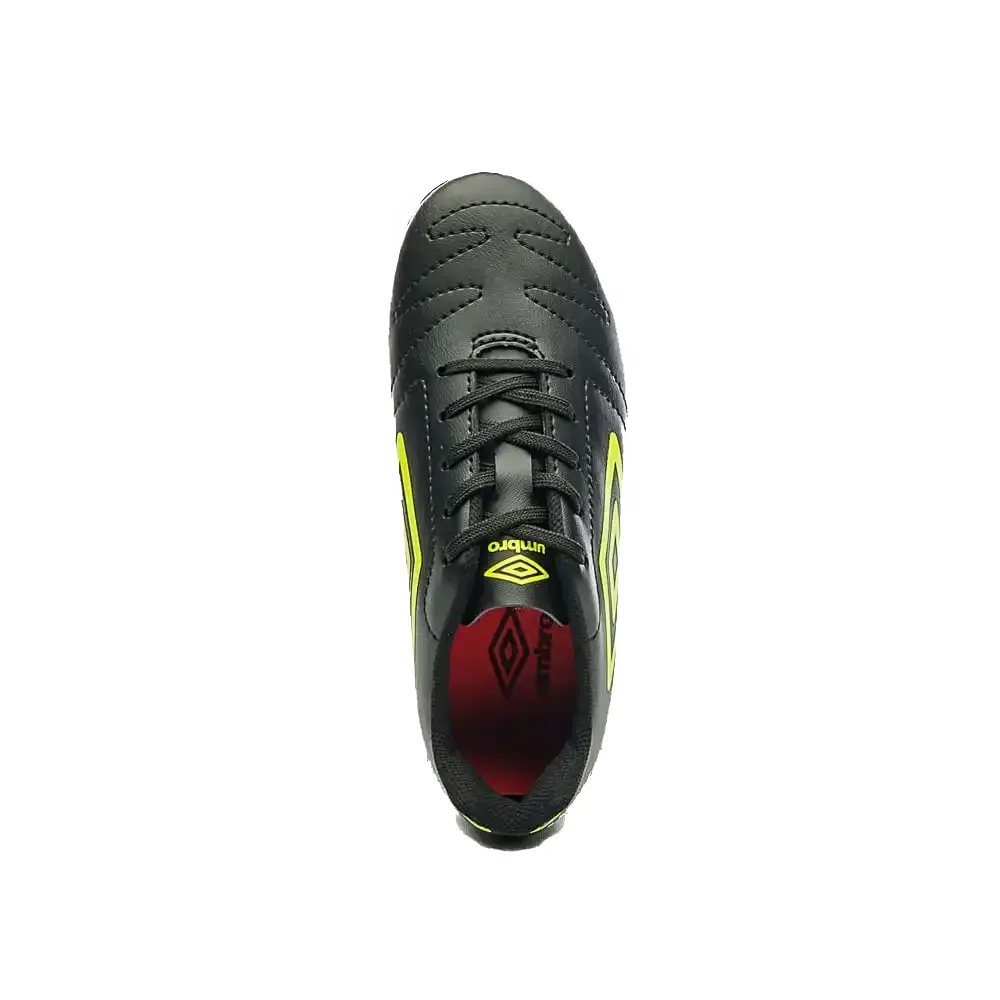 Chuteira Umbro Class 2.2 infantil em campo, vista frontal mostrando o design e ajuste confortável.